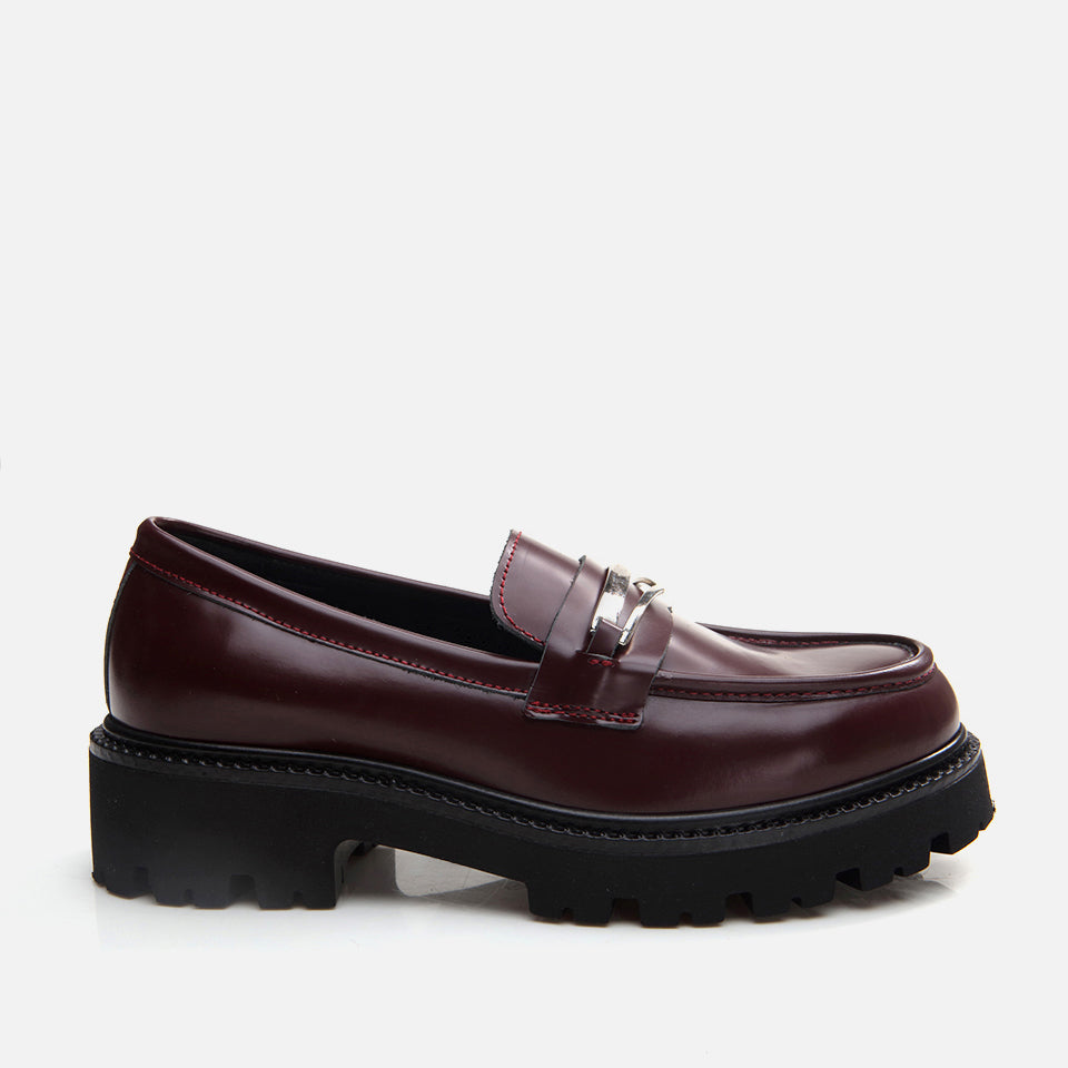 Women's Leather Loafers in Burgundy | burgundy loafers | SAVINTARI