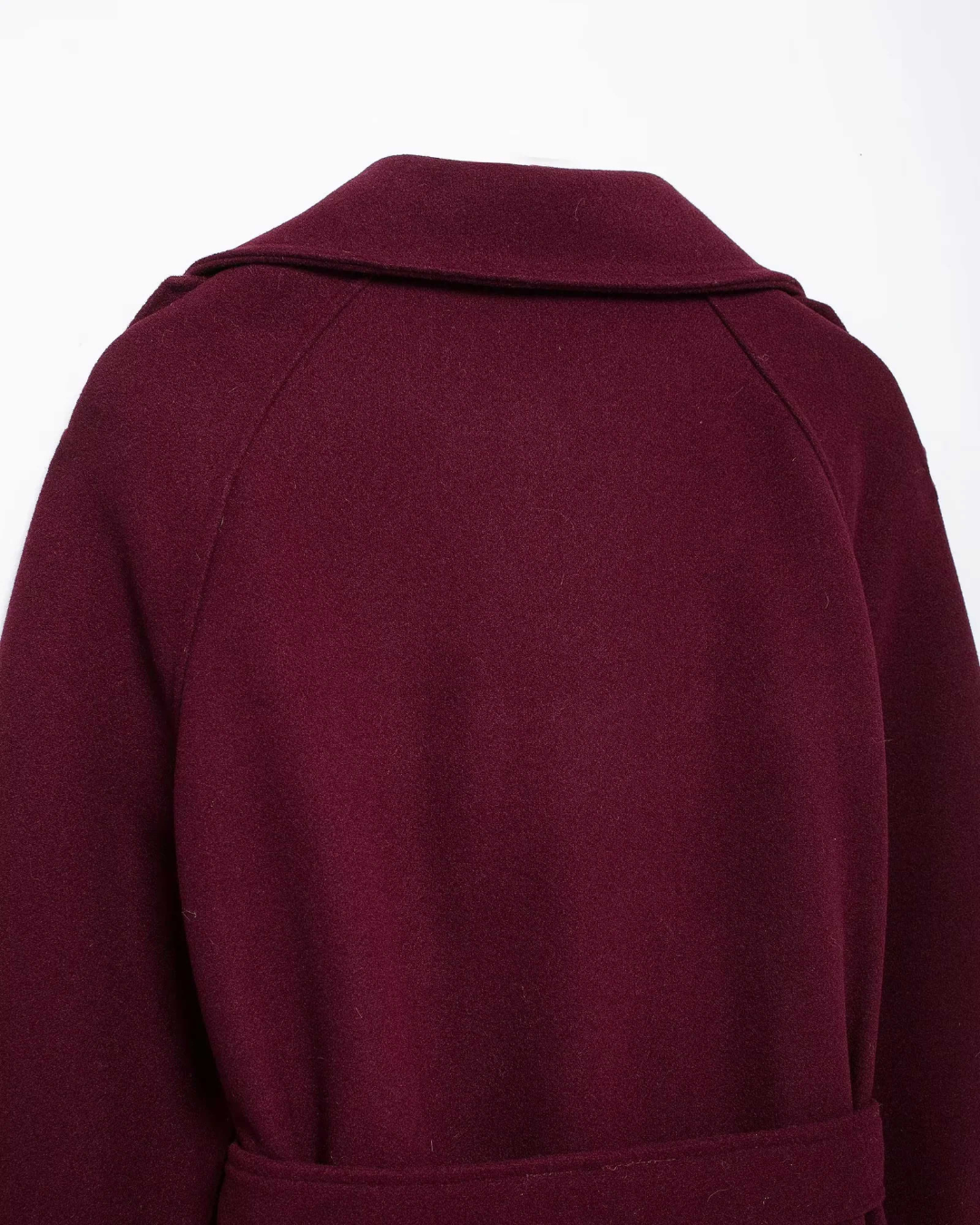 Back of the burgundy tricot trench coat, wide collar and raglan sleeve