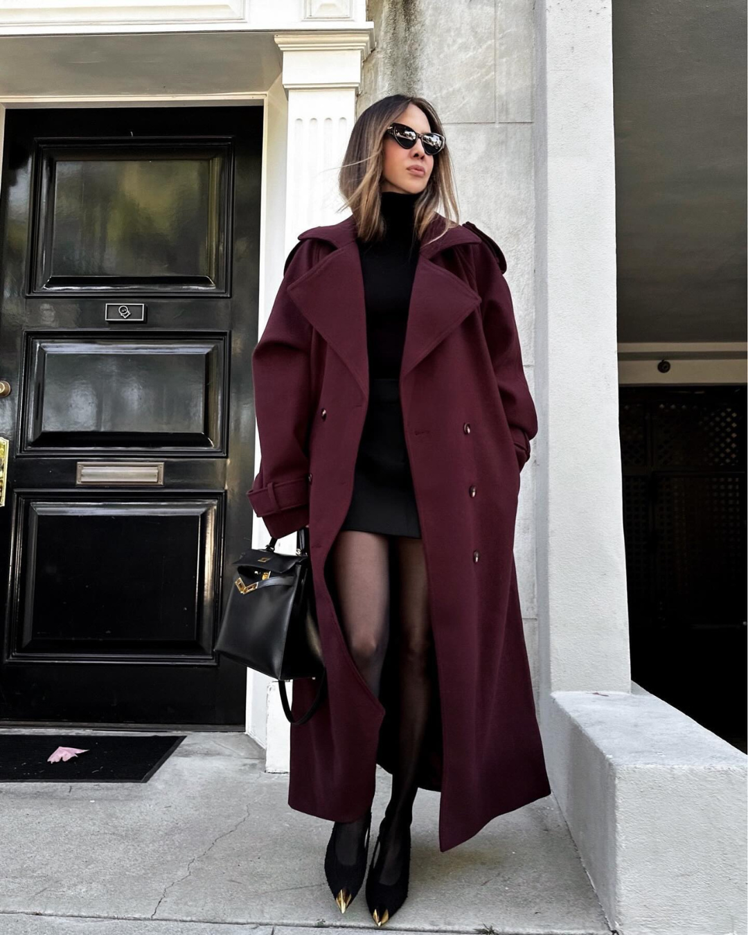 Women's burgundy tricot trench coat, long double-breasted fit, worn with a black roll neck