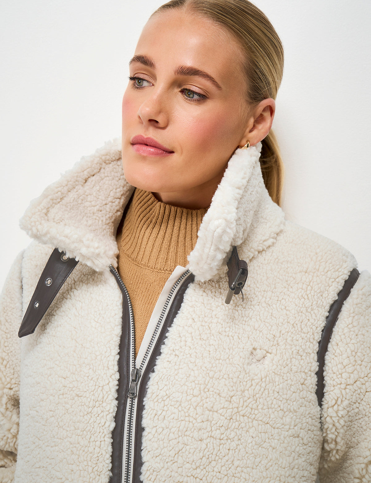 Women's Borg Jacket in Beige view 5 | borg jacket | SAVINTARI