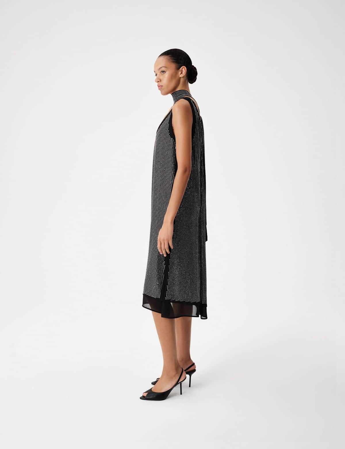 Women's Embellished Scoop Neck Shift Midi Dress - Black | midi dress | SAVINTARI