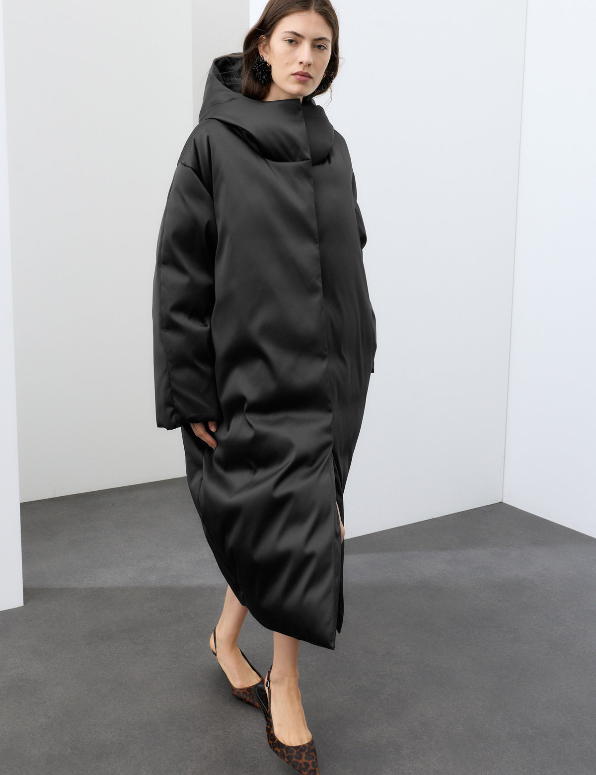 Women's Puffer Coat in Black view 4 | puffer coat | SAVINTARI