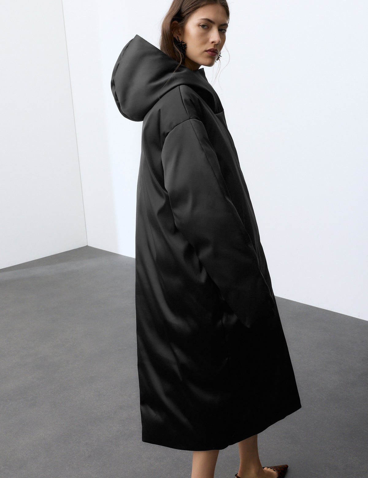 Women's Puffer Coat in Black view 5 | puffer coat | SAVINTARI