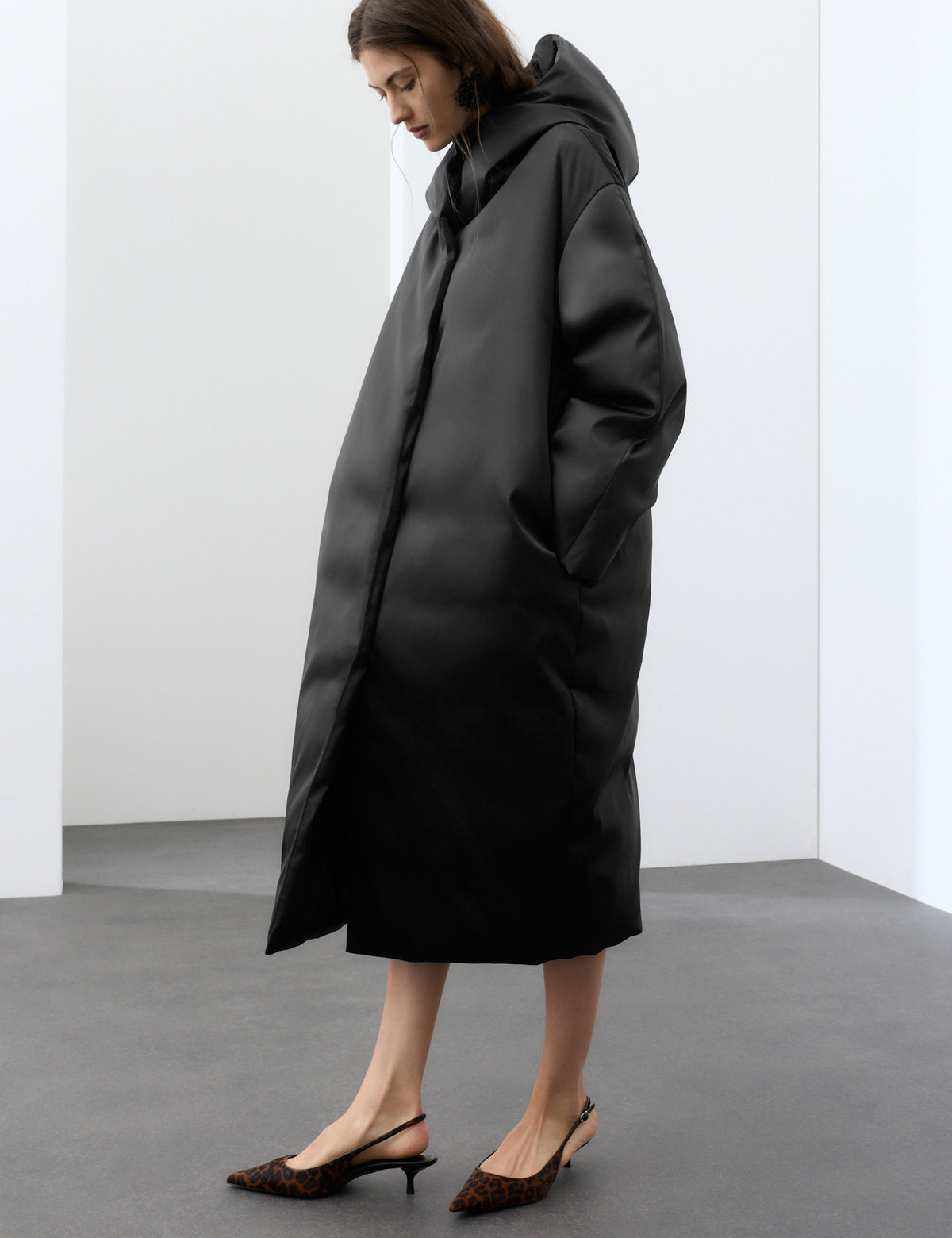 Women's Puffer Coat in Black view 6 | puffer coat | SAVINTARI
