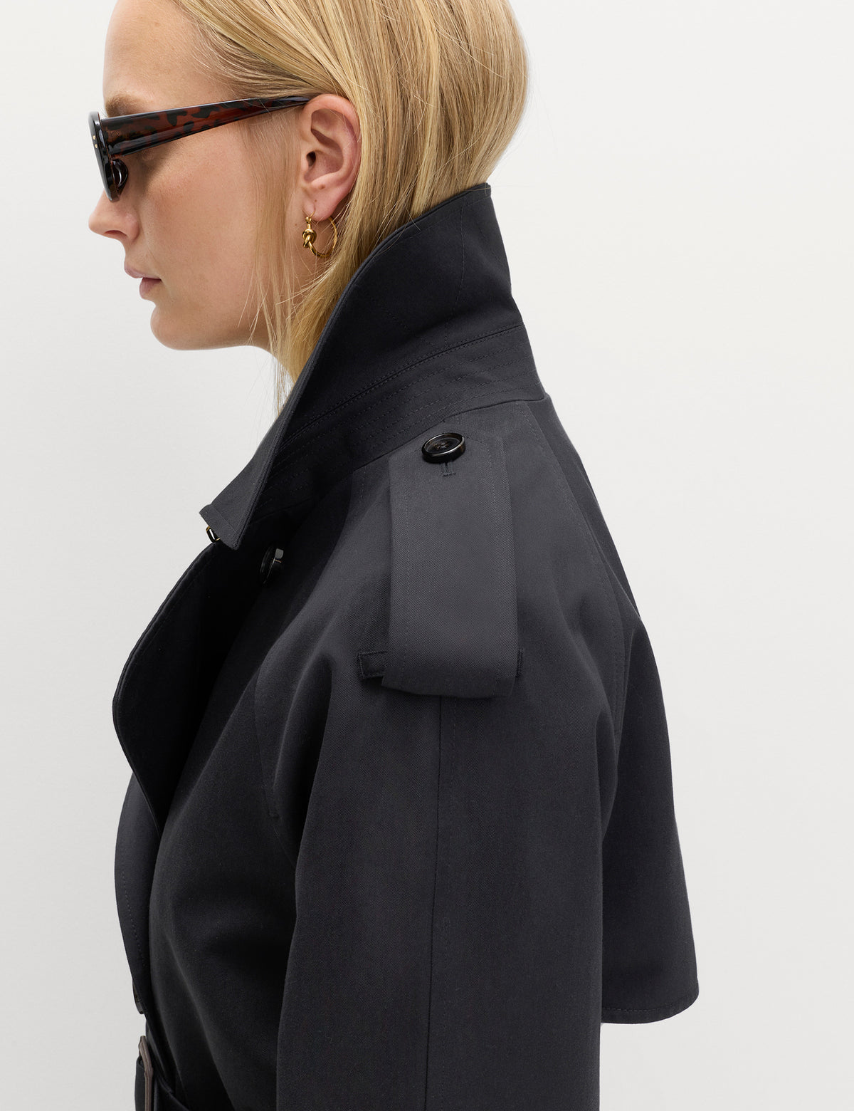 Women's Trench Coat in Black view 5 | trench coat | SAVINTARI