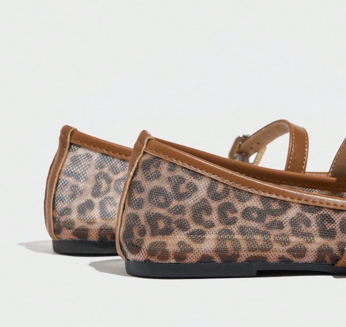 Women's brown leopard mesh flats, heel and strap close-up | SAVINTARI